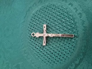 Křížek, přívěšek na řetízek, velikost 4cm
