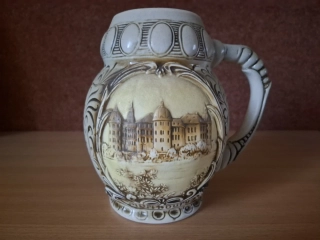 Porcelánový korbel Moritzburg (zámek z Popelky), zn Sitzendorf, Germany